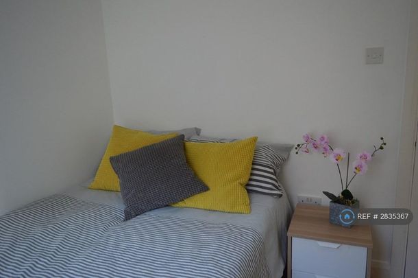 1 bedroom in a house share to rent - Photo 1
