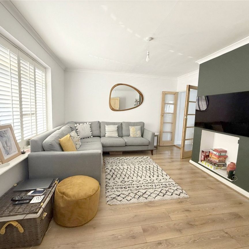 Woodcote Avenue, NW7, London - Photo 1