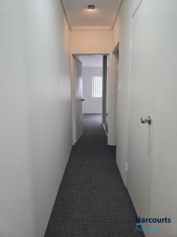 Modern & Spacious Split-Level 2 Bedroom Apartment - Photo 2