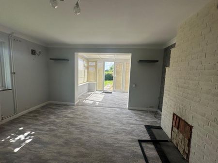 Available 4 Bed Cottage - Photo 2