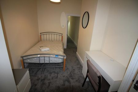 4 bedroom terraced house to rent - Photo 5