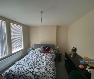 4 bedroom semi-detached house to rent - Photo 4