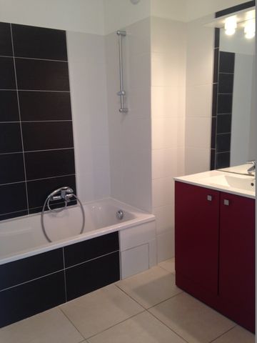 Location Appartement 3 pièces 56m² ST LAURENT DU VAR 06700 - Photo 3