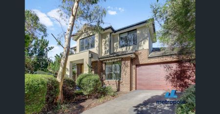 CLASSY TOWNHOUSE IN A PRIME LOCATION - Photo 3