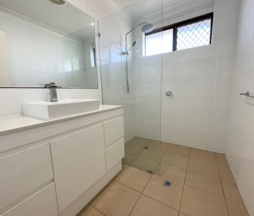 Spacious family living with poolside paradise! - Photo 3