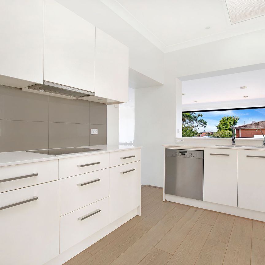 Grand Freestanding Family Home with Expansive Views in a Coveted Cul-de-Sac - Photo 1