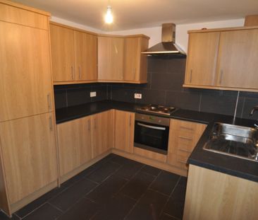 2 bed Apartment - To Let - Photo 6