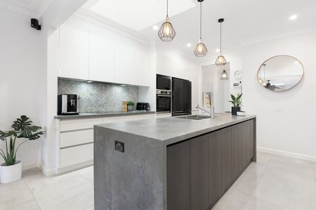 Well-Positioned Family Charmer - 4 Bedrooms & 2 Bathrooms! - Photo 2