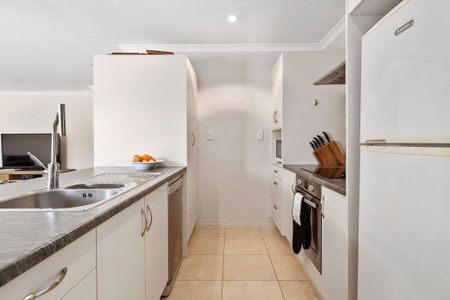 Spacious home in sought after location - Photo 3