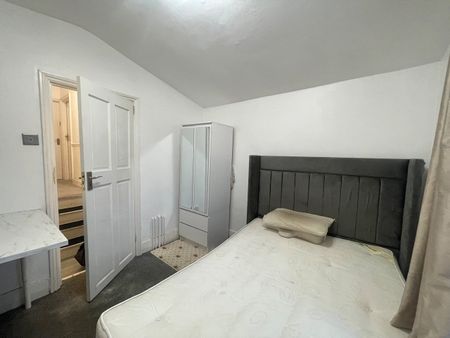 Room in a Shared House, Dagnall Park, SE25 - Photo 2