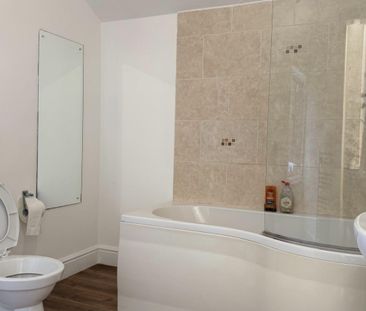 1 bedroom Flat To Let - Photo 2