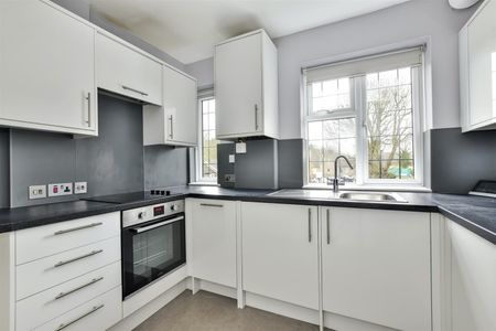 3 bed flat to rent in High Street, Chalfont St. Giles, HP8 - Photo 5