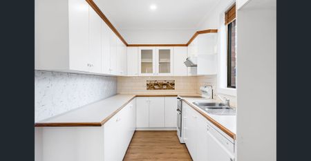 Family Home with 2 Living Areas & 2 Bathrooms - Photo 2