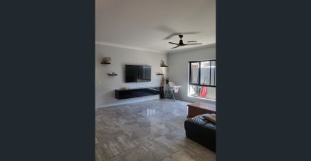 Taigum-Large family home- 5 bedrooms with 2x master bedrooms with ensuite- - Photo 3