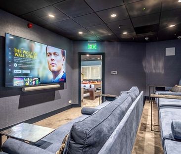 Luxurious two-bed, two-bath apartment in Canary Wharf, London E14 - Photo 1