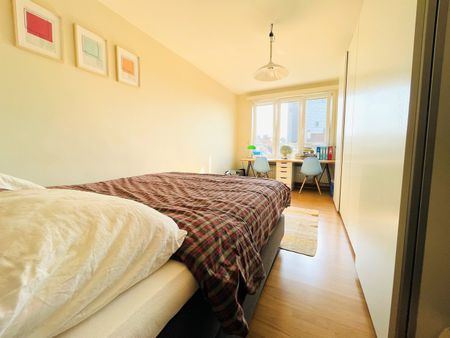 Prachtig vernieuwd appartement met terrasje op enkele stappen van het St-Pietersstation - Photo 3