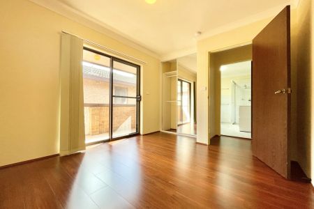 Three-bedroom townhouse in a prime Strathfield South location - Photo 3