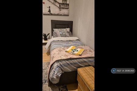1 bedroom in a flat share to rent - Photo 5