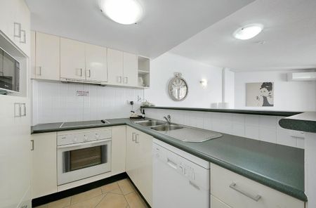 Furnished, pool, gym and an unbeatable location! - Photo 4