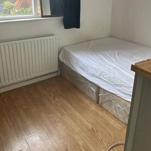 A luxury house Available at Rowsely Avenue NW4 1AP London UK - Photo 2