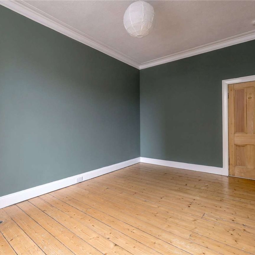 A bright and spacious, two bed, first floor apartment located in the Leith area of Edinburgh. - Photo 1