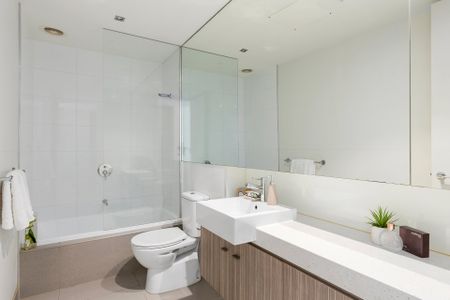 Light-filled modern residence delivers easy, contemporary living - Photo 2