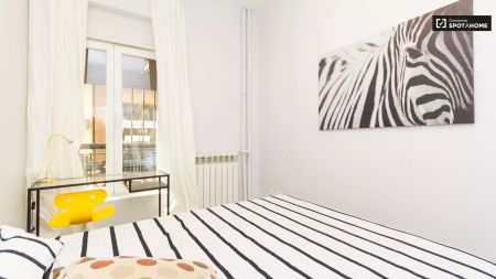 Double bed in Room in a shared 6-bedroom apartment for rent in Castellana, professionals, couples and students allowed. - Foto 4
