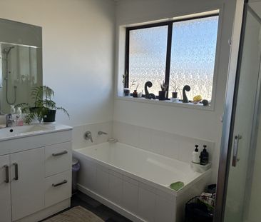 3 Bed House, Double Garage, West Auckland - Photo 1