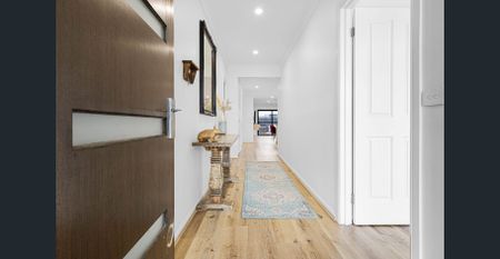 Light-Filled Home with Seamless Indoor–Outdoor Living - Photo 2