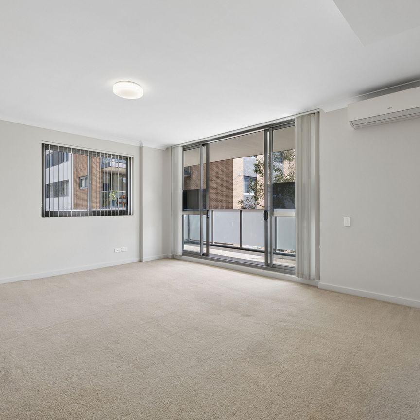 Rare Large Four Bedroom Apartment - Photo 1