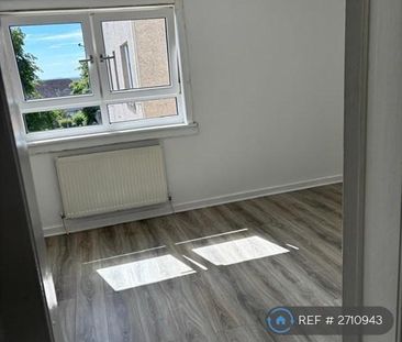 3 bedroom flat to rent - Photo 2