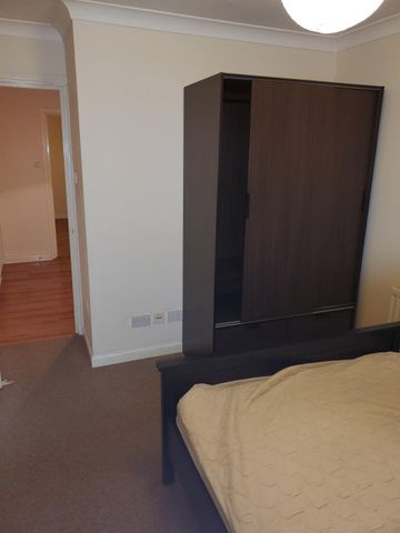 2 Bed Flat, West Lodge, E16 - Photo 3