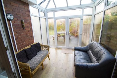 4 bedroom semi-detached house to rent - Photo 2