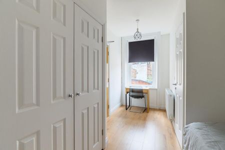 3 bedroom flat to rent - Photo 4