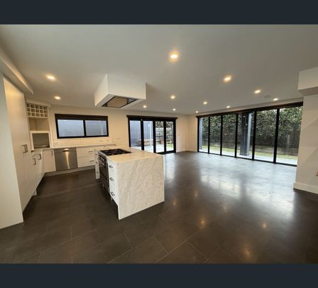 2/11 Winfield Road, Balwyn North, Vic 3104 - Photo 1