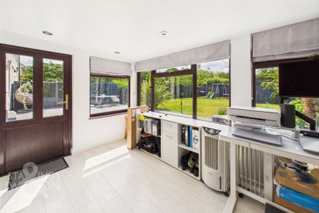 Oak Crescent, Eye - Photo 2