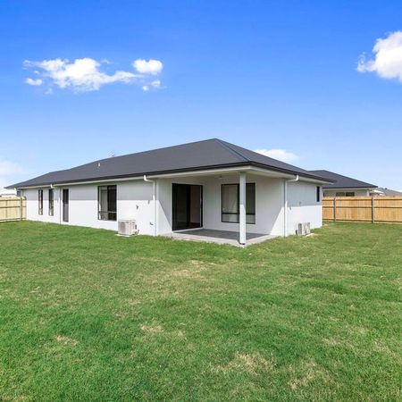 SEASIDE LIVING AT IT'S BEST - Photo 2