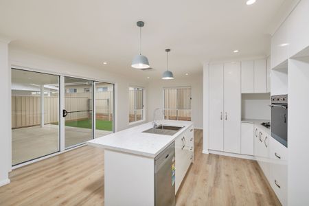 Modern Elegance and Everyday Comfort - Photo 5