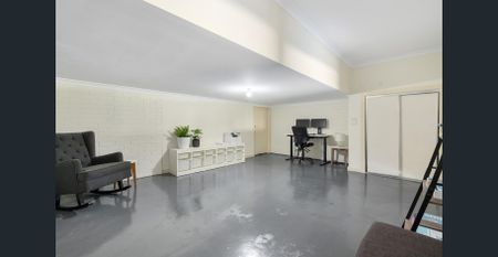 Modern beauty in tree lined street! - Photo 3