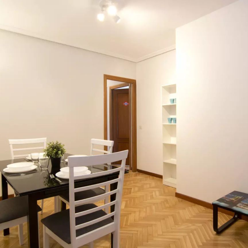Double bed in Room in a shared 5-bedroom apartment for rent in Peñagrande - Foto 1