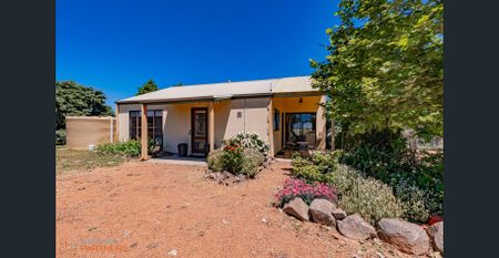 Private Country Cottage with Peaceful Rural Outlooks - Photo 4