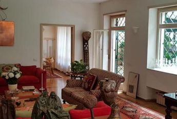 Appia Antica: Luxurious, fully furnished Villa with 5 Bedrooms, 5 baths, large private garden and swimming pool. Beautiful home is lush green setting close to the center. # 651