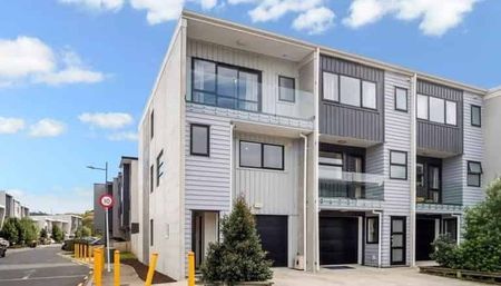 Stylish Albany 3BR Townhouse w/ AC & Deck! - Photo 2