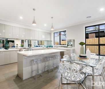 FREESTANDING TOWNHOUSE IN PRIME BEACHSIDE LOCATION - Photo 4