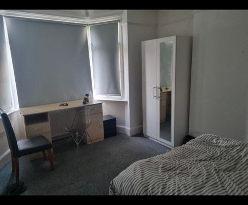 Most demanding double bed room in NW4 4LD 28 Babington Road 1 - Photo 1