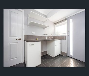 Stylish 3-Bedroom House in Maddington - Photo 5