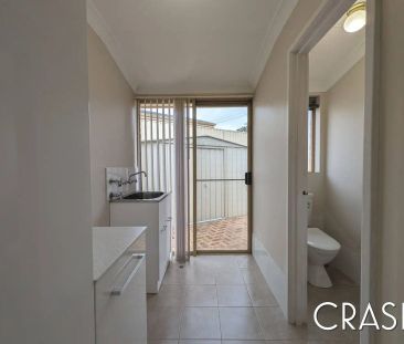 “3 Bedroom 1 Bathroom in Heathridge!” - Photo 1