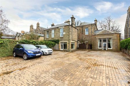 A stunning four bedroom main door apartment, available on an unfurnished basis. - Photo 2