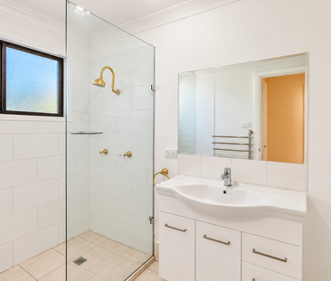 COMFORTABLE FAMILY LIVING WITH SPACIOUS INTERIORS & GENEROUS BACKYARD! - Photo 4