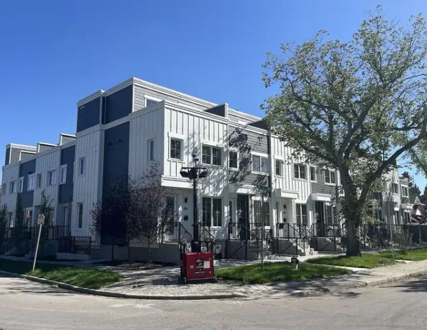 Cozy Lower Unit | 828 16 Street Northwest, Calgary - Photo 1